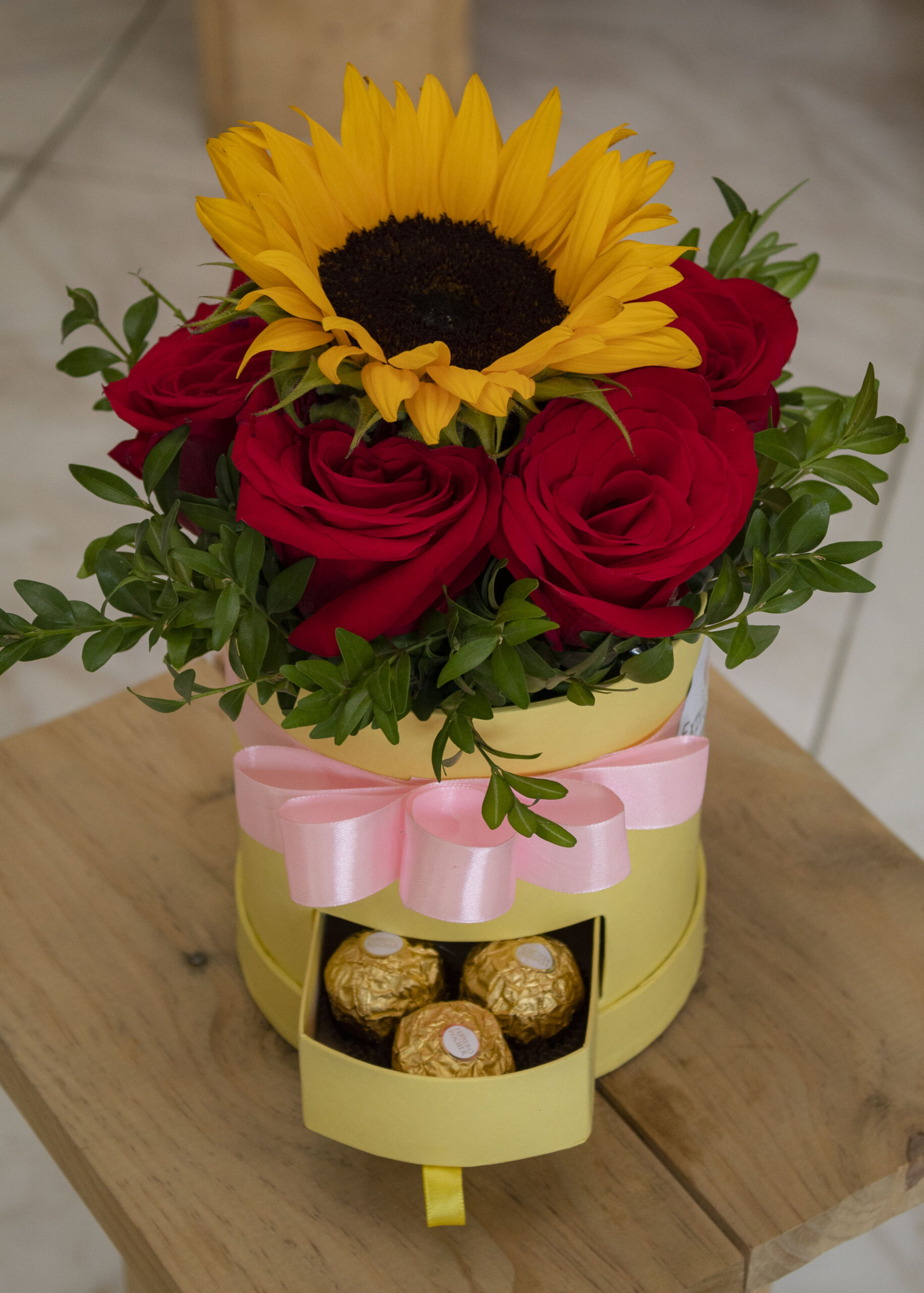 Box Con Rosas Y Girasol Expresalo Con Flores