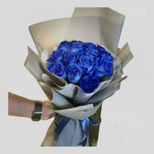 Ramo con 13 rosas azules.
