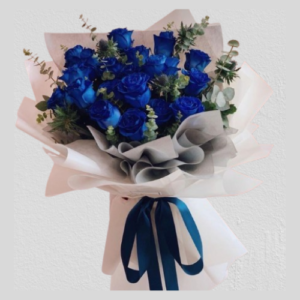 Ramo con 18 rosas azules.