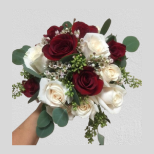 Ramo de mano con rosas blancas y rojas