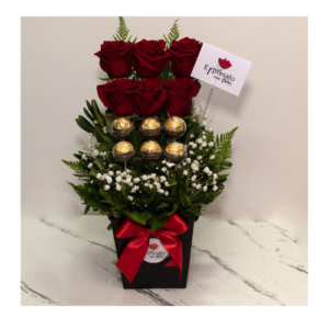caja de regalo con rosas y bombones.
