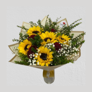 ramo de girasoles y rosas.