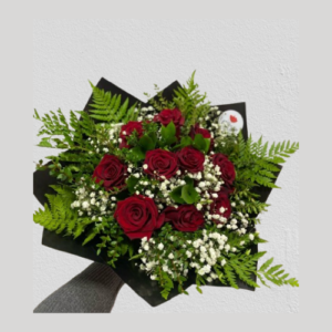 Ramo de 10 rosas y gipso