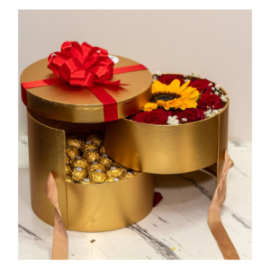 caja de girasol con rosas y bombones.