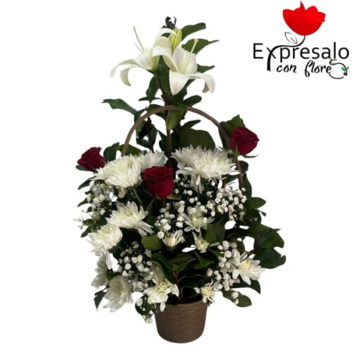 Canasto con rosas y maule
