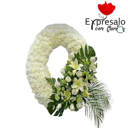 Corona cubierta con maule y aplique con rosas y lilium