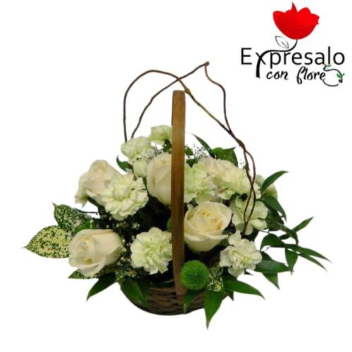 Canasto con flores blancas rosas ,lilium y follaje