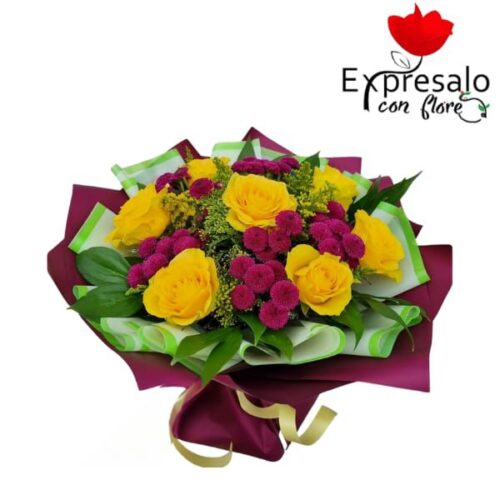 Arrglo con rosas, maule y follaje