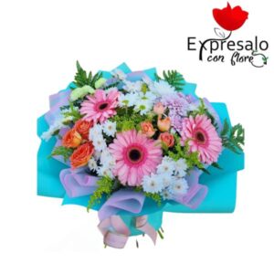 Arreglo con varieada de flores combinadas