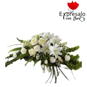 Cubre urna con rosas,lilium, perritos y ornamentacion