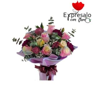 Arreglo con rosas y eucalipto