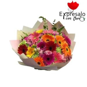 Ramo con gerberas colores surtidos, saliago y follaje envuelto en papel fino