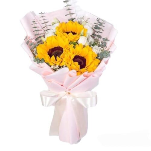 Ramo con 3 girasoles y eculitpto envuelto con papel fino y lazo