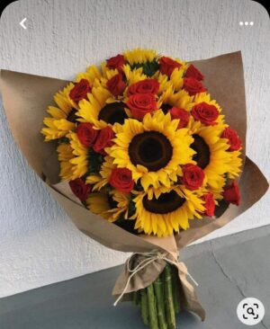 Ramo con rosa y girasoles envuelto en papel fino
