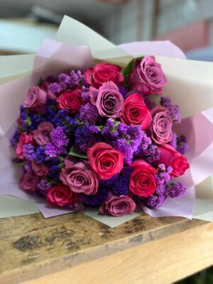 Ramo color lavanda con 24 rosa ecuatorianas y estatis