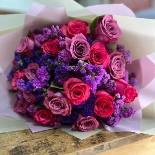 Ramo color lavanda con 24 rosa ecuatorianas y estatis