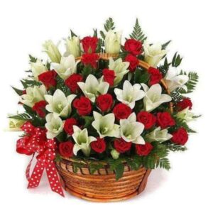 Canasto con rosas y lilium