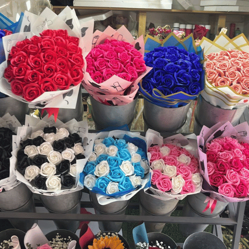 Ramos con 25 rosas eternas y fino papel